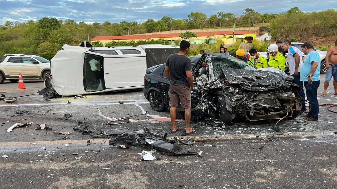 Chocante: Pai e filho morrem após grave acidente na BR: “Foi uma simpl… Ver mais