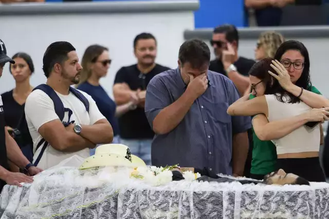 Descanse em paz😭🕊️😭🖤 Detalhe no corpo de Joã0 Carreir0 surpreendeu a todos: “Ele está viv… Ver mais