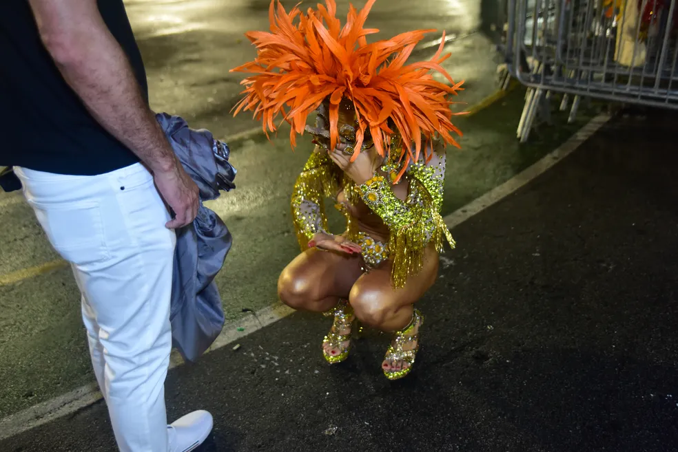 Modelo menstrua durante desfile de Carnaval e acaba chocando a todos: ‘Mostrou tud… Ver mais