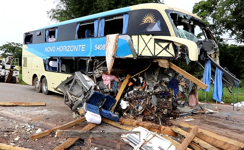 Chocante: Criança de 6 anos morre após grave acidente enquanto ia para escola: ‘Ônibus passou e…Ver mais