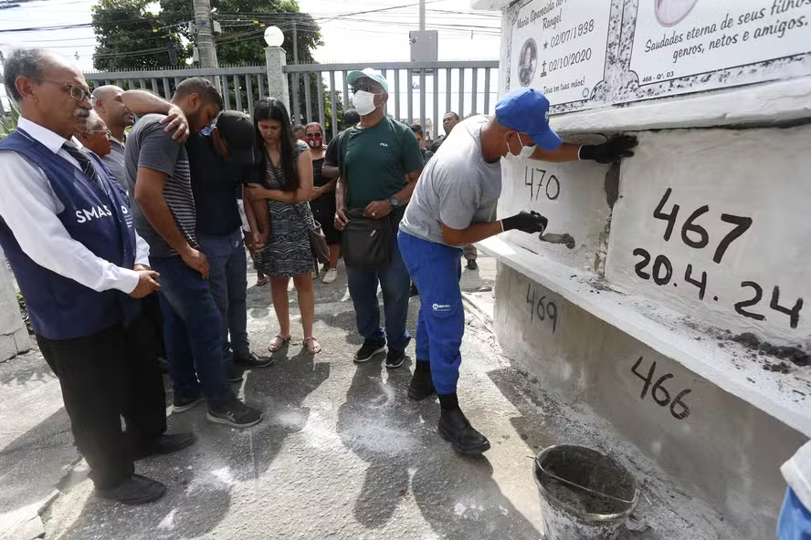 Familiares vão ao enterro do Tio Paulo, mas ao lado do caixão o que chama a atenção é qu… Ver mais